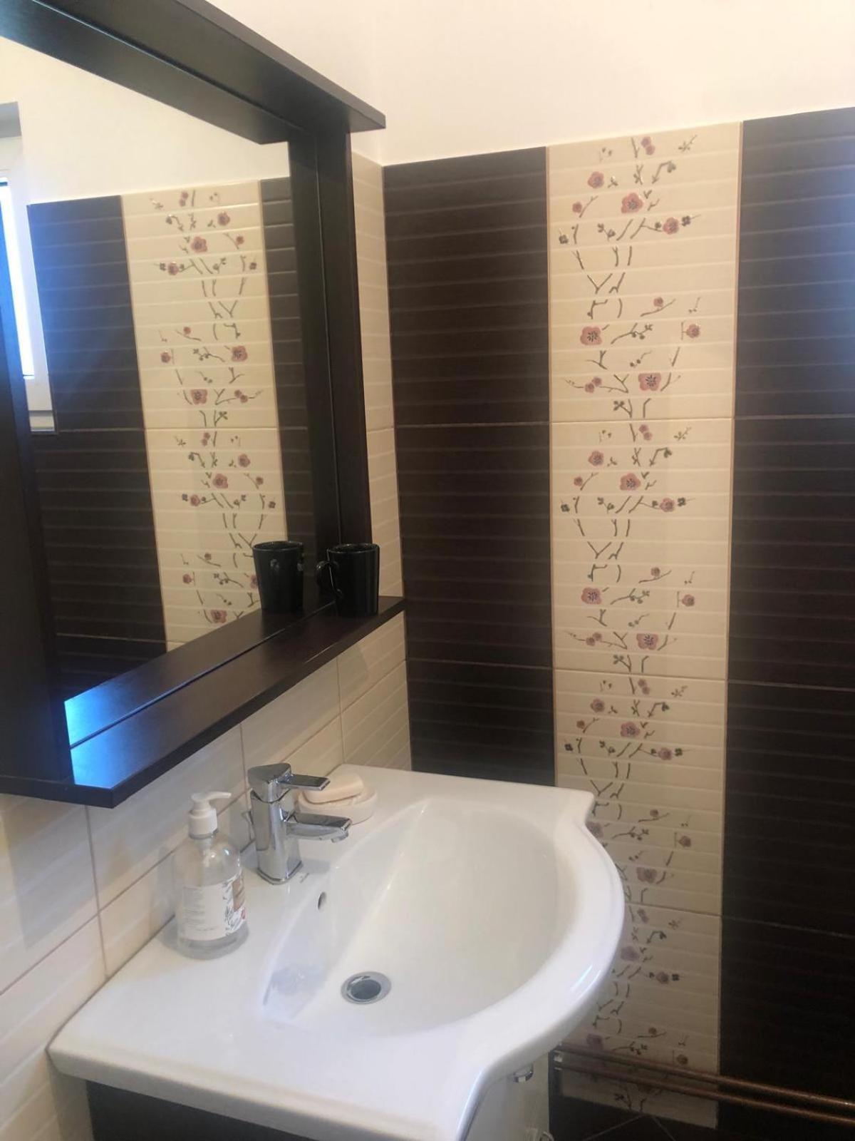 Apartament Cu 3 Camere La Poala Muntilor Fagaras วิกตอเรีย ภายนอก รูปภาพ