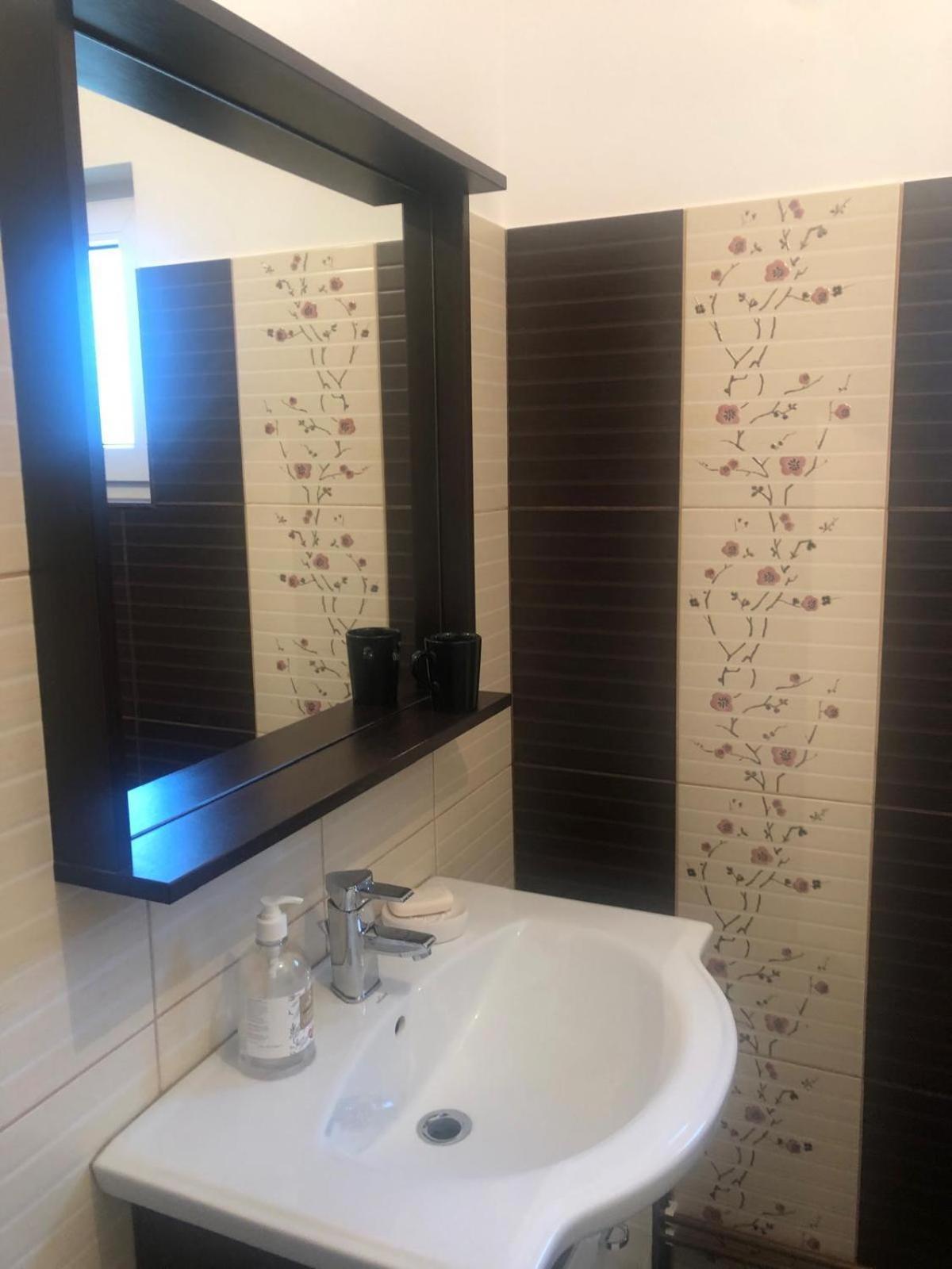Apartament Cu 3 Camere La Poala Muntilor Fagaras วิกตอเรีย ภายนอก รูปภาพ